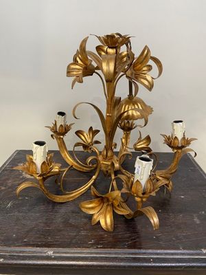 un lustre doré posé sur une table en bois