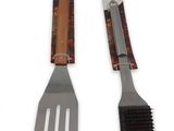 deux spatules et un pinceau sur fond blanc