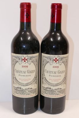 deux bouteilles de vin rouge posées l'une à côté de l'autre sur une table