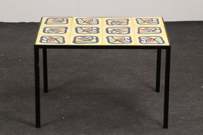 une petite table ornée d'un motif jaune et noir