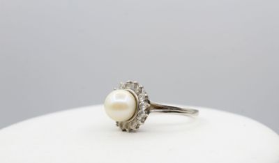 Bague en or gris 18K et platine ornée d'une perle et entoura… - Photo 1