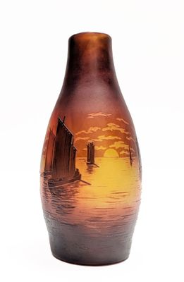 un vase sur lequel est représenté un coucher de soleil