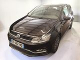 une voiture noire garée dans un garage