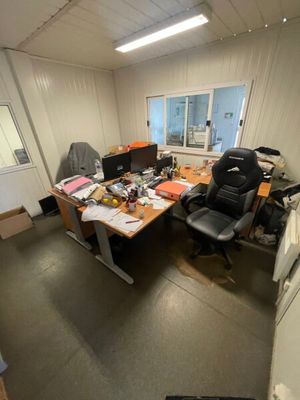 une pièce avec un bureau et une chaise