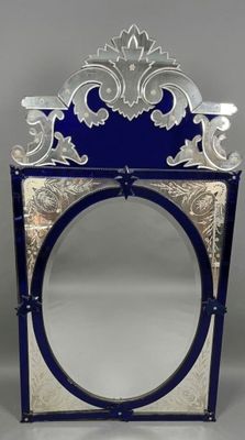 Miroir à fronton et à parecloses à décor églomisé et de volu…