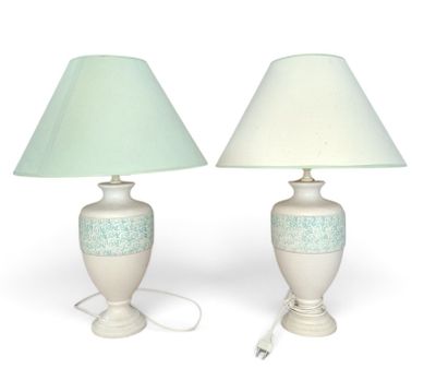 une paire de lampes de table blanches, chacune dotée d'un abat-jour vert