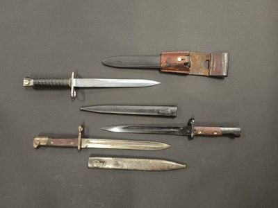 plusieurs types de couteaux sont alignés sur une table