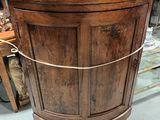 une armoire en bois entourée d'une corde