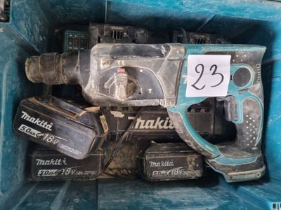 de nombreux outils dans une boîte bleue sur laquelle est apposée une étiquette de prix