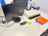 un bureau d'ordinateur équipé de deux écrans et d'un clavier