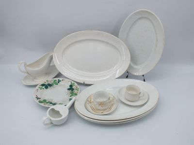 beaucoup d'assiettes, de tasses et de soucoupes sur la table
