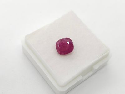 une pierre rouge rubis sur un fond blanc