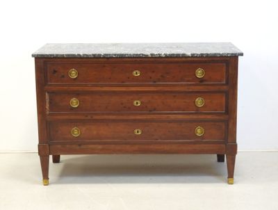 commode ancienne avec dessus en marbre et poignées en laiton