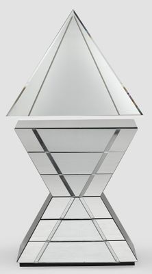 un gros plan d'une table en verre sur laquelle est posée une pyramide