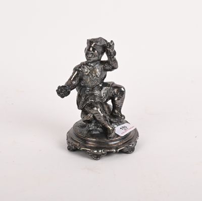 une statue d'un homme assis sur une table