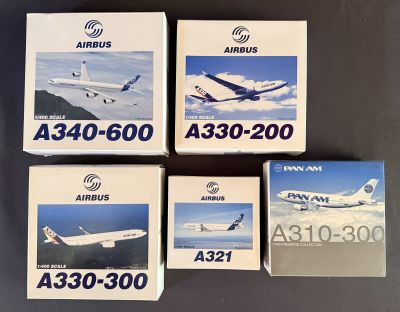 quatre boîtes de cartes « Airplus Airliner » posées sur une table