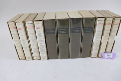 plusieurs livres sont empilés sur une surface blanche