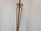 une paire de lampadaires vintage avec des abat-jours de chaque côté