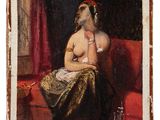 un vieux tableau représentant une femme assise sur un canapé rouge, un verre de vin à la main
