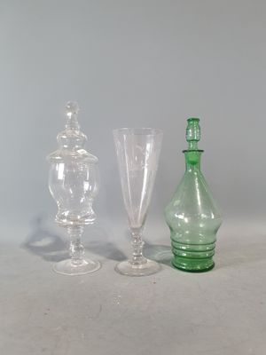 trois vases en verre posés l'un à côté de l'autre sur une table