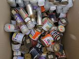 une boîte en carton remplie de boîtes de conserve et encore de boîtes de conserve