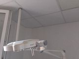 une caméra fixée au plafond d'une salle de bains