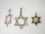 trois pendentifs en forme d'étoile de David et un pendentif en forme de crâne