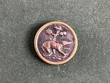 une image représentant un bouton en bronze orné d'un cerf