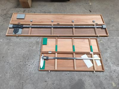 une boîte en bois contenant une paire d'outils