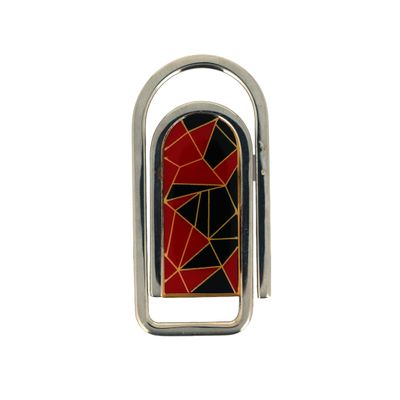 motif géométrique rouge, noir et doré sur un porte-clés plaqué argent