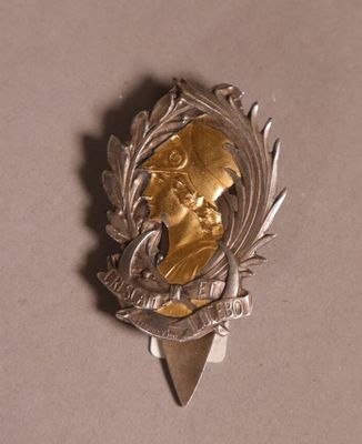 une broche en argent et en or représentant une femme