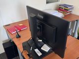 un écran d'ordinateur posé sur un bureau dans un bureau