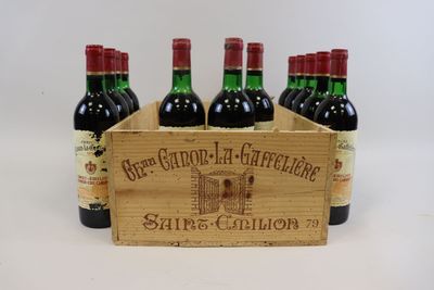 six bouteilles de vin dans une caisse en bois posée sur une surface blanche