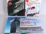 trois livres posés sur une table blanche, avec un bateau en arrière-plan