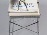 le livre est posé sur une chaise pliante