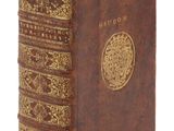 un livre en cuir marron, orné de bordures dorées et d'un médaillon doré sur la couverture