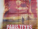 L'affiche du film « Paris, Texas » est accrochée au mur.