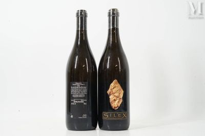 deux bouteilles de vin posées l'une à côté de l'autre sur une table