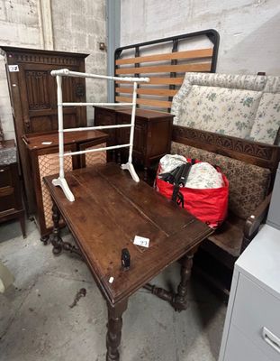 un canapé et une table dans une pièce où il y a beaucoup de meubles