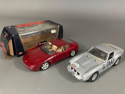 deux voitures jouets assises l'une à côté de l'autre sur une table