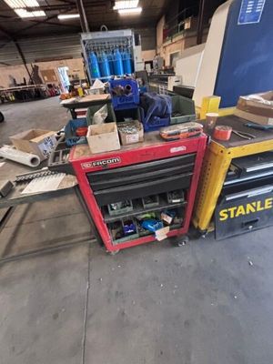 de nombreuses machines différentes dans un entrepôt où s'entassent des cartons les uns sur les autres