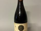 la bouteille de vin est vide sur la table