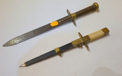 deux couteaux posés sur une table