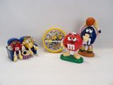 trois figurines représentant différents types de jouets, posées sur une surface blanche