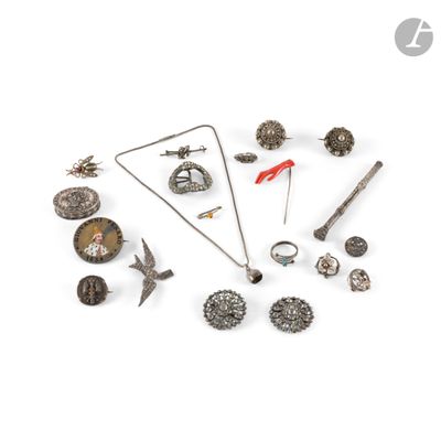 une photo présentant une collection de bijoux en argent posés sur une surface blanche