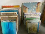 Plusieurs œuvres d'art sont empilées les unes sur les autres dans une pièce