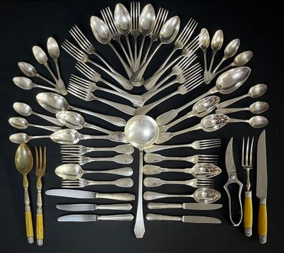 beaucoup de cuillères, de fourchettes et de cuillères disposées sur une table
