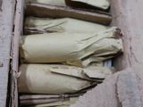 une boîte en carton contenant une pile de papiers