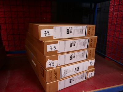 plusieurs boîtes empilées les unes sur les autres sur une étagère