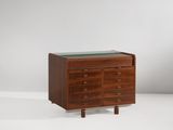 une commode en noyer avec un plateau en verre